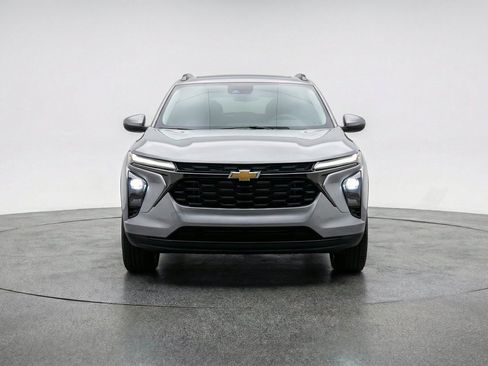 Used 2025 Chevrolet Trax LT w/ LT Convenience Package FWD image 2