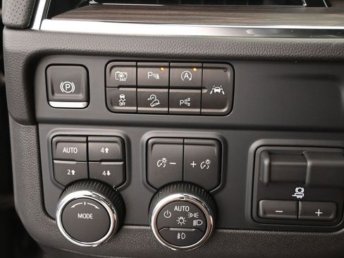 New 2025 Chevrolet Suburban Premier image 36