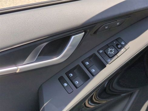 New 2025 Kia Niro SX Touring image 38