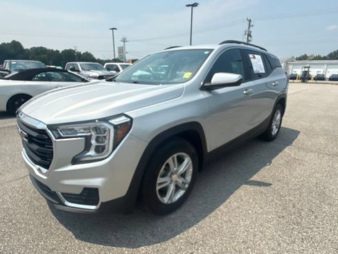 Used 2022 GMC Terrain SLE w/ Driver Convenience Package FWD image 4