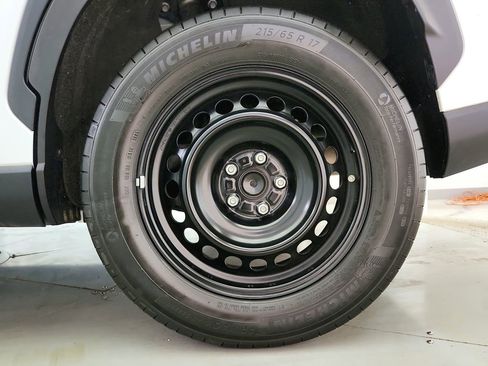 Used 2023 Toyota Corolla Cross L image 31