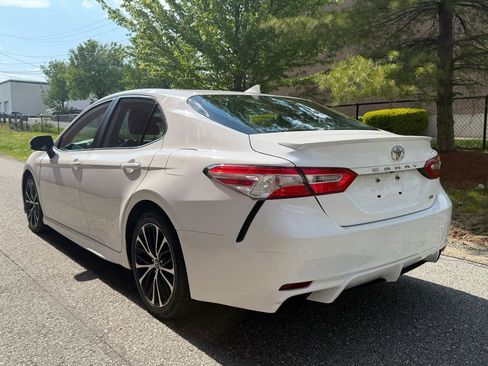 Used 2020 Toyota Camry SE FWD image 4