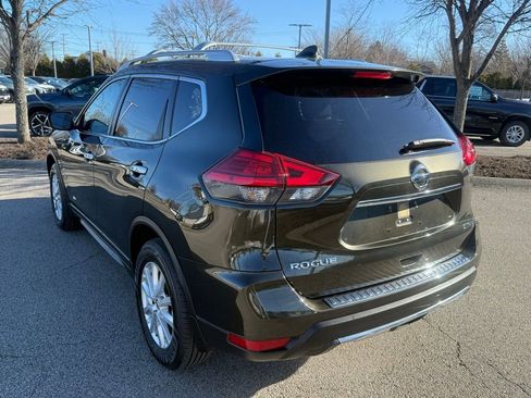 Used 2017 Nissan Rogue SV image 2