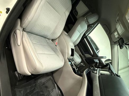 Used 2017 Toyota Highlander Plus w/ Carpet Mat Package AWD/4WD image 27