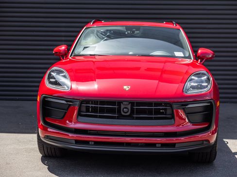 Certified 2026 Porsche Macan AWD/4WD image 8