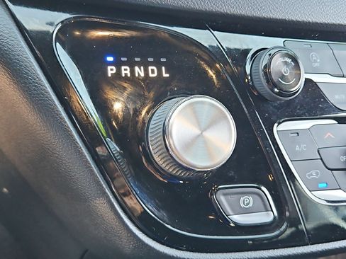 Used 2018 Chrysler Pacifica Touring-L FWD image 17