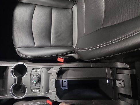 Used 2024 GMC Terrain SLT image 19