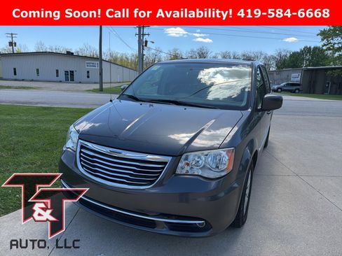 Used 2015 Chrysler Town & Country Touring image 4