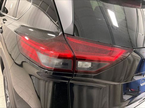 Used 2023 Nissan Rogue SV image 33