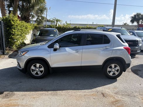 Used 2022 Chevrolet Trax LT w/ LT Convenience Package image 4