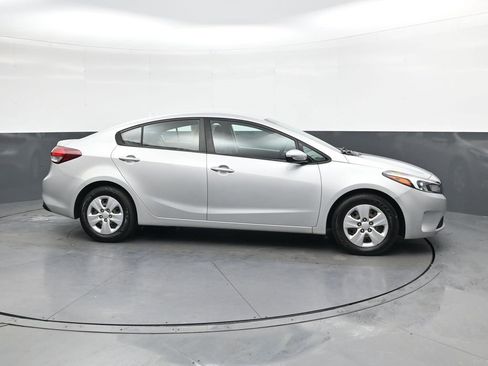 Used 2018 Kia Forte LX image 3