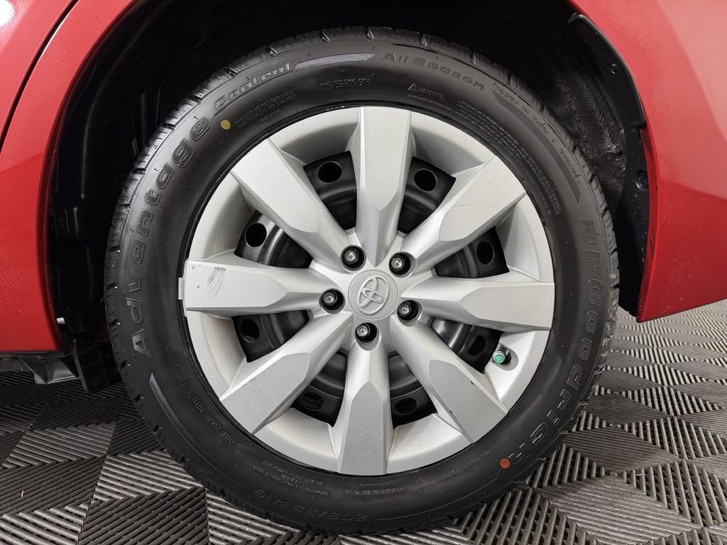 Used 2015 Toyota Corolla LE FWD image 17