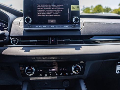 New 2025 Mitsubishi Outlander ES image 24