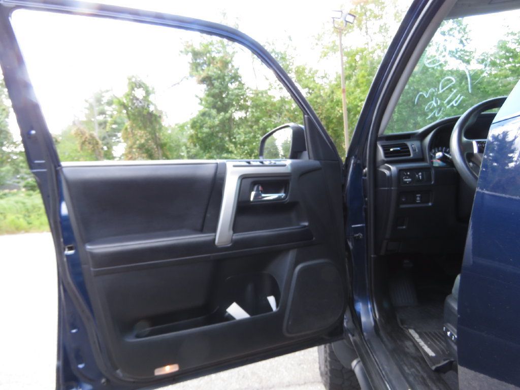 Used 2019 Toyota 4Runner SR5 AWD/4WD image 9