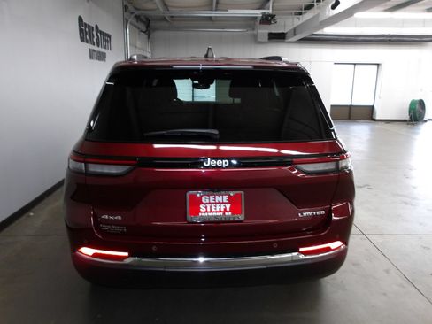 Used 2024 Jeep Grand Cherokee Limited AWD/4WD image 7