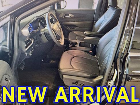 Used 2025 Chrysler Pacifica Select image 5