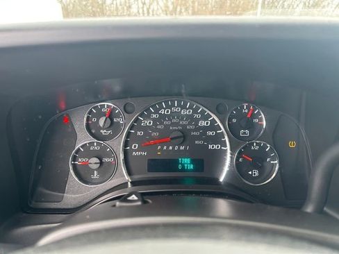 Used 2024 Chevrolet Express 2500 w/ Driver Convenience Package RWD image 18