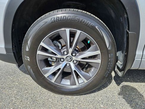 Used 2017 Toyota Highlander LE AWD/4WD image 8