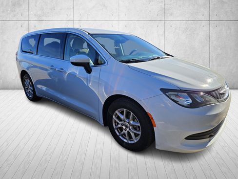 Used 2017 Chrysler Pacifica LX image 1
