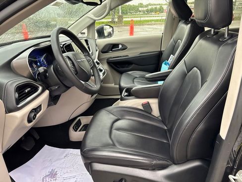 Used 2023 Chrysler Pacifica Touring-L FWD image 50