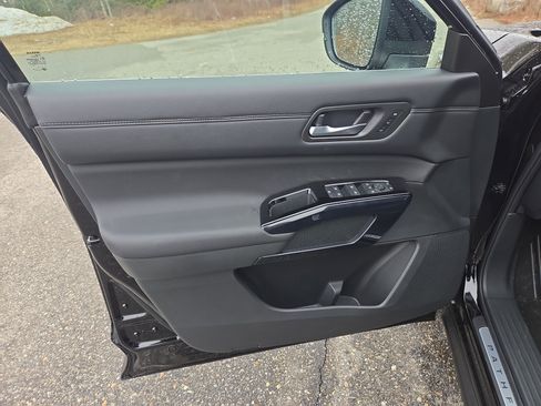 New 2026 Nissan Pathfinder Platinum image 17