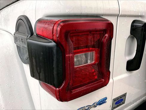 Used 2023 Jeep Wrangler Sahara w/ Cold Weather Group image 28