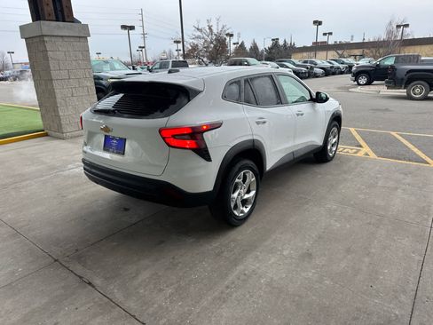 Certified 2024 Chevrolet Trax LS w/ LS Convenience Package image 4