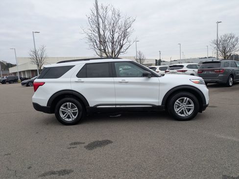 Used 2021 Ford Explorer XLT w/ Equipment Group 202A image 3