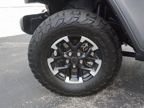 Used 2025 Jeep Wrangler Unlimited Rubicon image 32