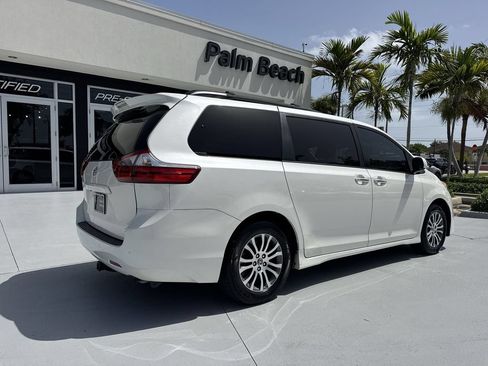 Used 2020 Toyota Sienna XLE w/ XLE Navigation Package FWD image 24