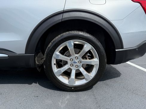 Certified 2020 Ford Explorer Platinum w/ Premium Technology Package image 10