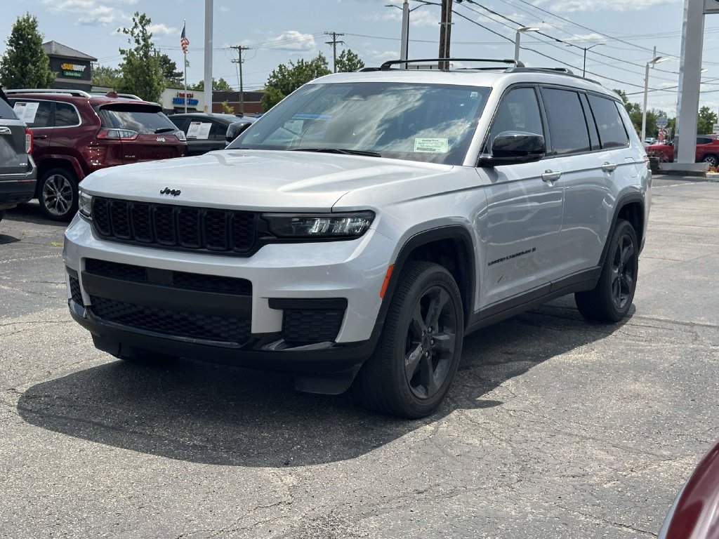 Used 2023 Jeep Grand Cherokee L Laredo AWD/4WD image 7