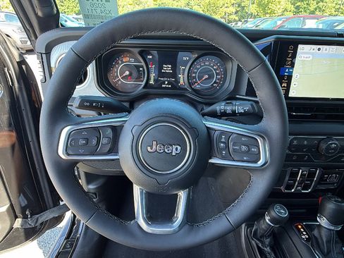 Used 2026 Jeep Wrangler Unlimited Sahara w/ Technology Group AWD/4WD image 26