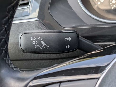 Used 2018 Volkswagen Tiguan SEL FWD image 38