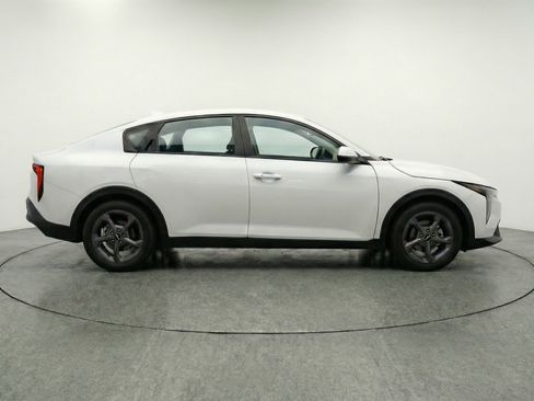 Used 2025 Kia K4 LXS image 11