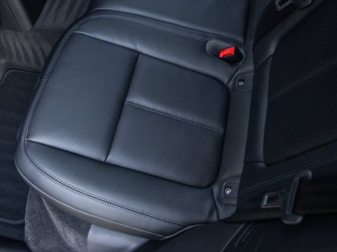 Certified 2026 Porsche Macan AWD/4WD image 32