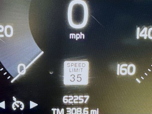 Used 2021 Volvo XC40 T5 Momentum w/ Premium Package image 16