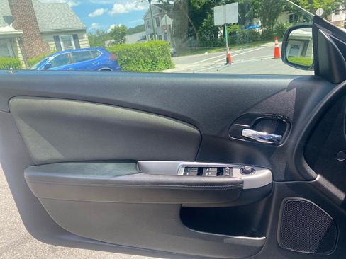 Used 2011 Chrysler 200 Touring FWD image 18