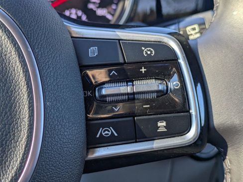 Used 2024 Kia Carnival EX image 16