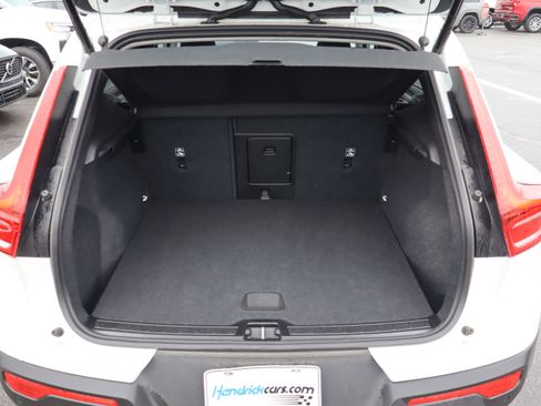 Certified 2025 Volvo XC40 B5 Core image 32