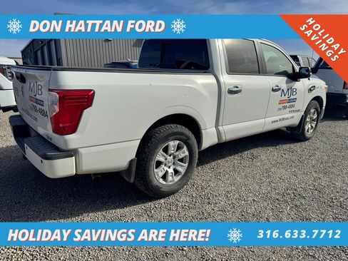 Used 2017 Nissan Titan SV image 3