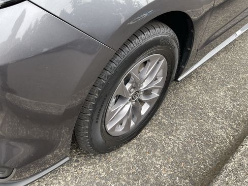 Certified 2025 Toyota Sienna XLE FWD image 9