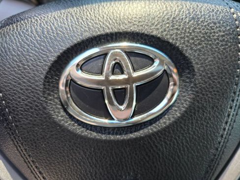 Used 2017 Toyota Sienna XLE Premium FWD image 2