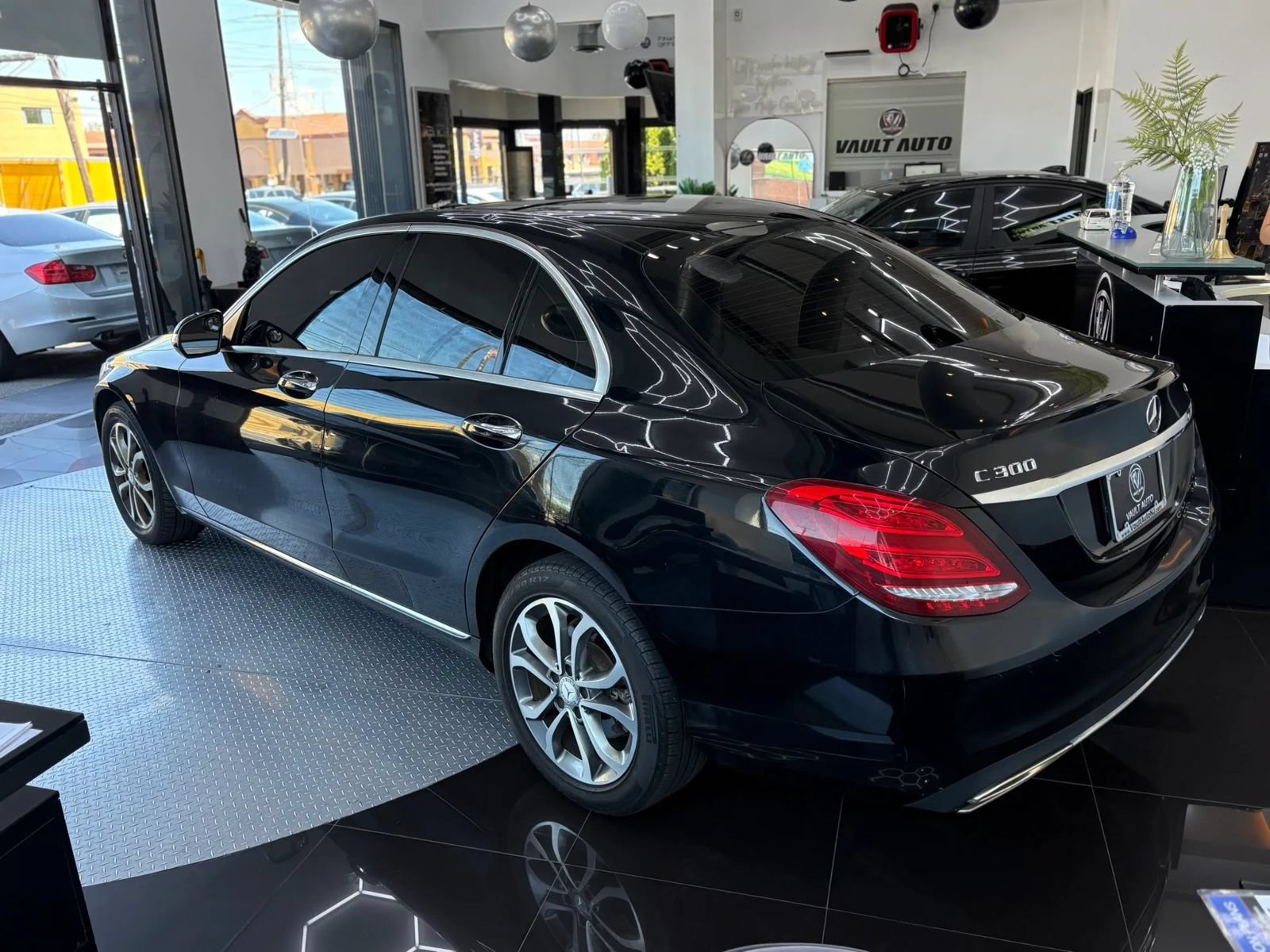 Used 2015 Mercedes-Benz C 300 4MATIC Sedan image 3