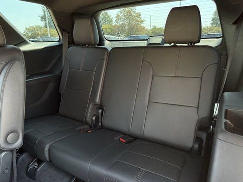 Used 2023 Chevrolet Traverse RS FWD image 32