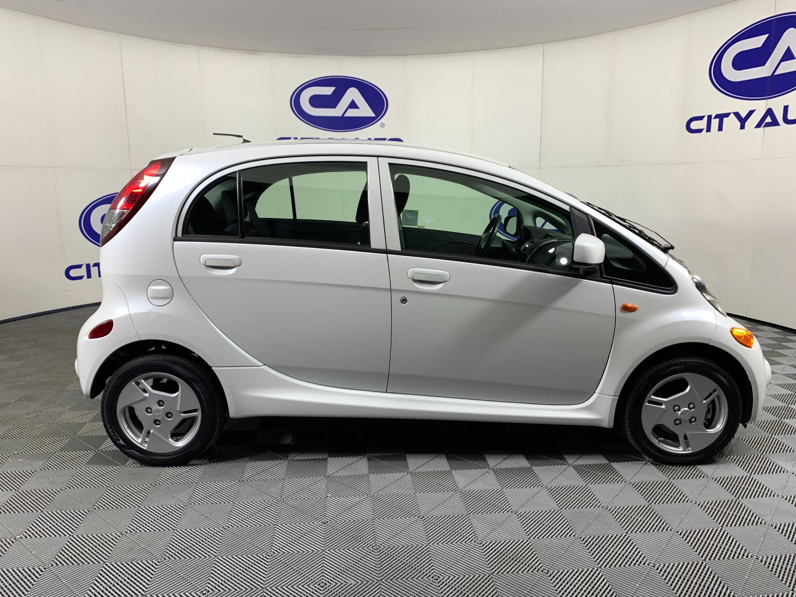 Used 2012 Mitsubishi i SE RWD image 2