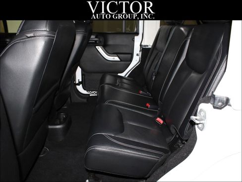 Used 2015 Jeep Wrangler Unlimited Sahara w/ Connectivity Group AWD/4WD image 27
