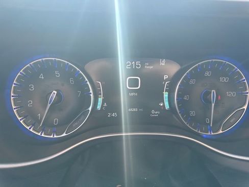 Used 2023 Chrysler Pacifica Touring-L image 15