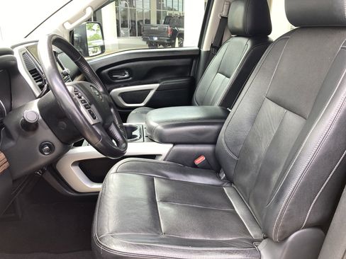 Used 2020 Nissan Titan SL w/ Moonroof Package RWD image 3
