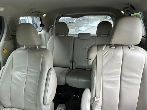 Used 2013 Toyota Sienna XLE image 15